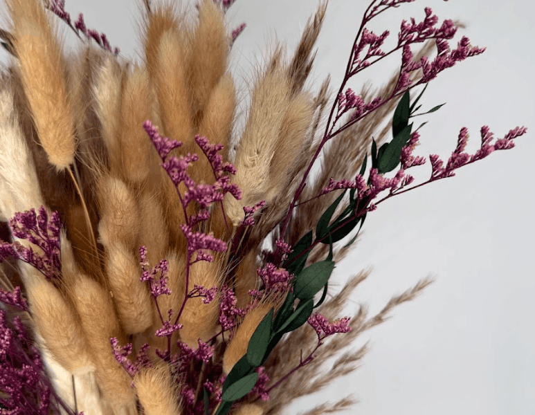 10 Beautiful Ways to Style Dried Flowers in Your Home 1 Bohodriedflowerhomedecorpampasgrasspinkstemsgreeneucalyptusdouceurdesplumes2