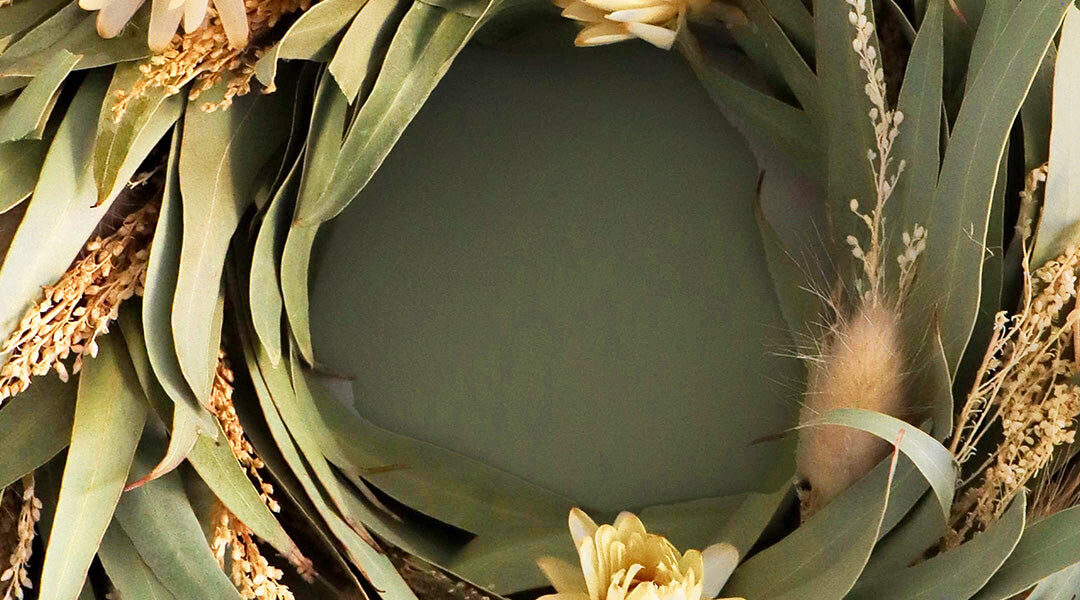 What to Look for When Buying Dried Flowers Online 1 Closeup Dried Flower Wreath Leaves Wrh Nat