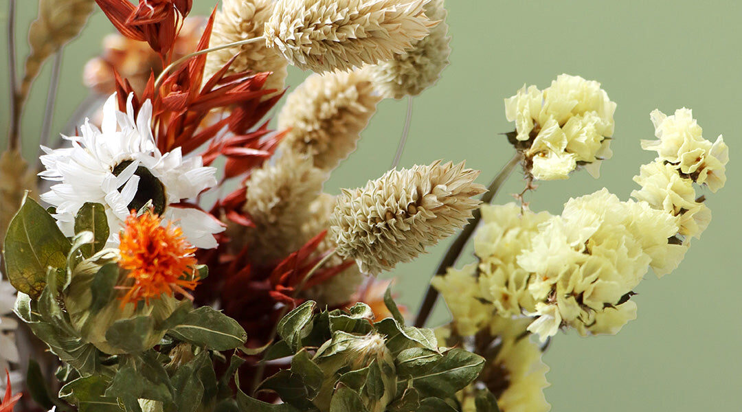 Closeup_shot_of_orange_red_and_beige_dried_flower_bouquet_autumnal_flowers_cb30 Xl
