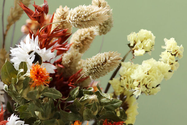 Closeup_shot_of_orange_red_and_beige_dried_flower_bouquet_autumnal_flowers_cb30 Xl