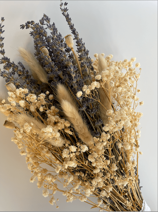 Delicate_dried_lavender_bouquet_with_beige_and_white_accents_
