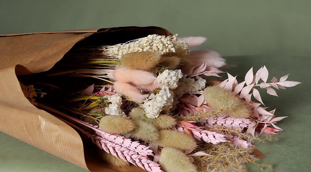 Dried_flower_bouquet_with_pink_and_white_flowers_and_pampas_grassfbe40 Bl