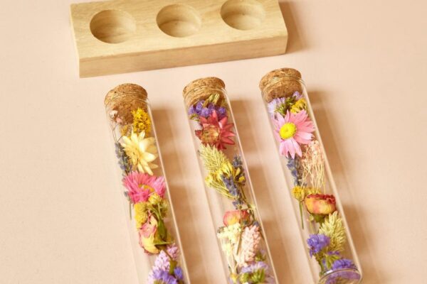 Dried_flower_floral_arrangement_with_wooden_base