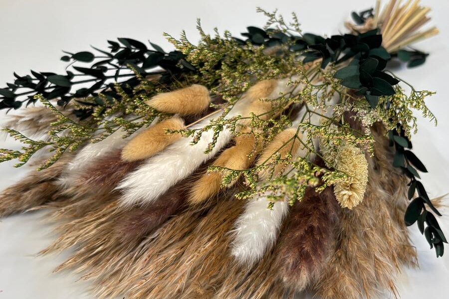 A Guide to Pampas Grass: Types, Styling and Care 1 Dried_flowers_mixed_pampas_grass_green_white_beige_